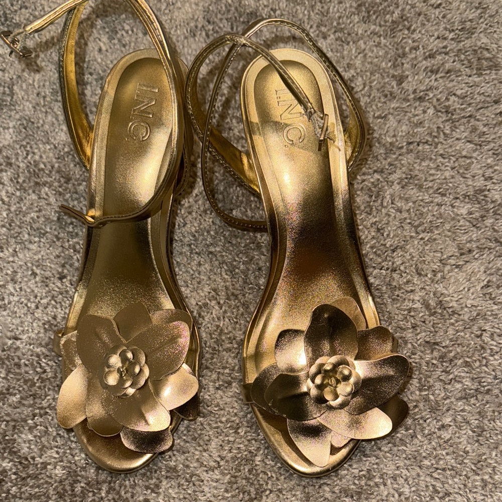 INC International Concepts Women's Metallic Gold Floral Heels